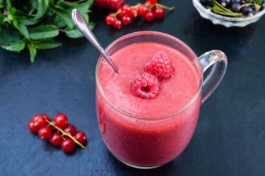 Berry smoothies bir cam kupa