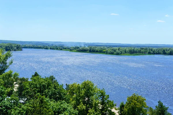 Kuşbakışı bir yeşil bankalarla geniş bir nehir üzerinde güzel manzara.