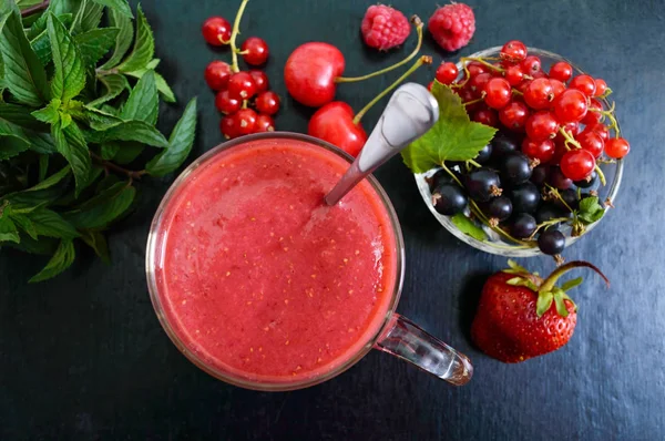 Berry smoothies bir cam kupa