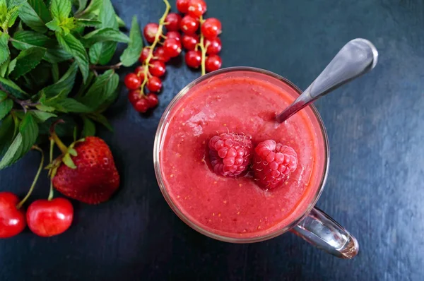 Berry smoothies in a glass mug — Stock Photo, Image