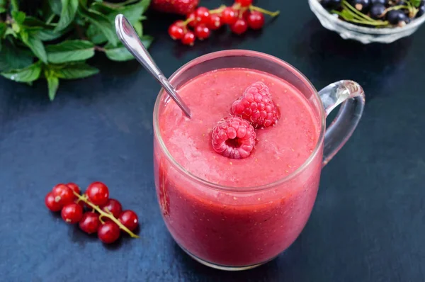 Berry smoothies bir cam kupa