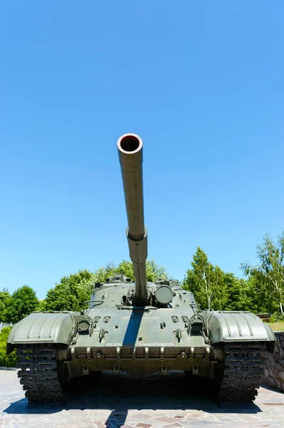 Militair materieel. Oude tank. Een monument in het park. — Stockfoto