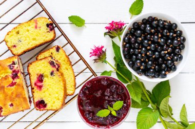 Siyah frenk üzümü ve reçel ile hassas lezzetli lor pastası 