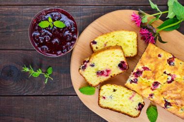 Siyah frenk üzümü ve reçel ile hassas lezzetli lor pastası 