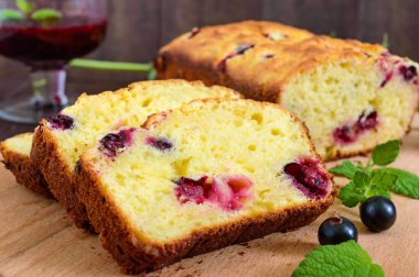 Siyah frenk üzümü ve reçel ile hassas lezzetli lor pastası