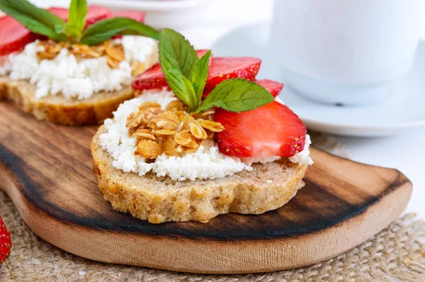 Delicioso desayuno dietético saludable: pan de centeno con requesón y fresas —  Fotos de Stock
