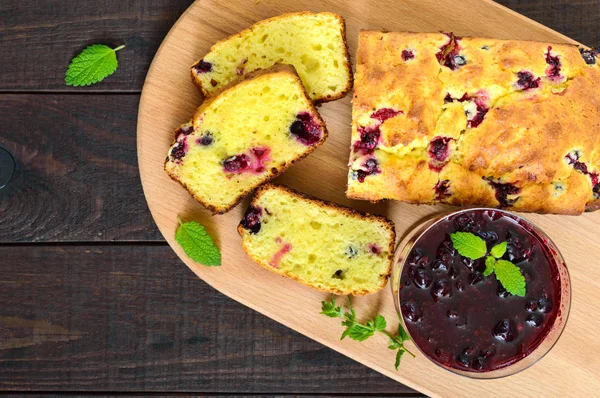 Siyah frenk üzümü ve reçel ile hassas lezzetli lor pastası 