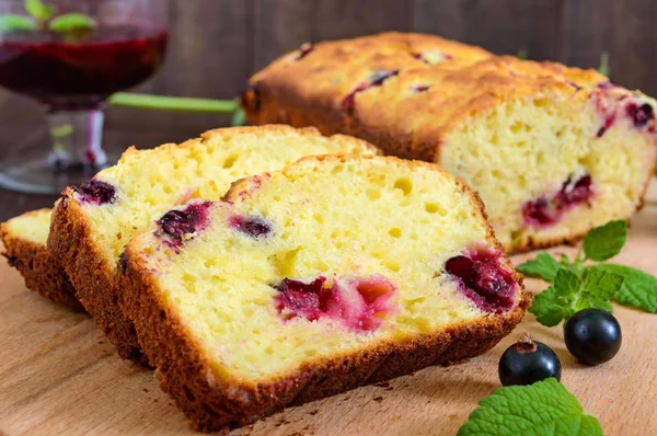 Siyah frenk üzümü ve reçel ile hassas lezzetli lor pastası