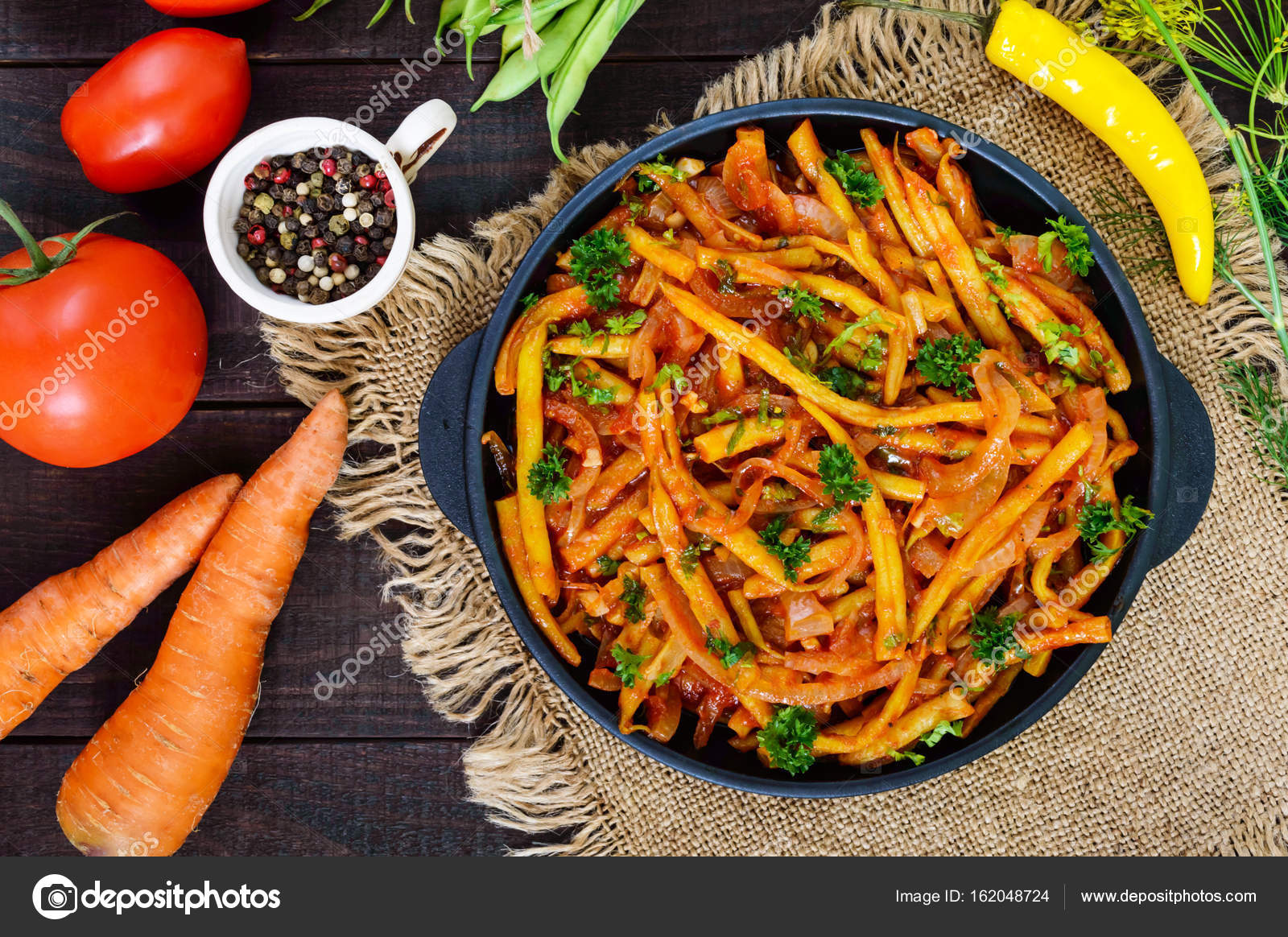 Spicy green beans stewed with onions, carrots in tomato sauce. — Stock