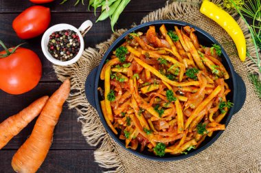 Baharatlı yeşil fasulye ile soğan, havuç, domates sos ihtiva eder. 