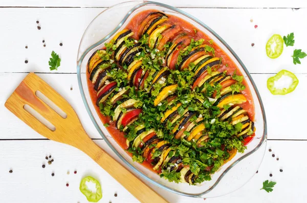 Ratatouille är en traditionell vegetabiliska maträtt av provensalska rätter: paprika, aubergine, tomater — Gratis stockfoto
