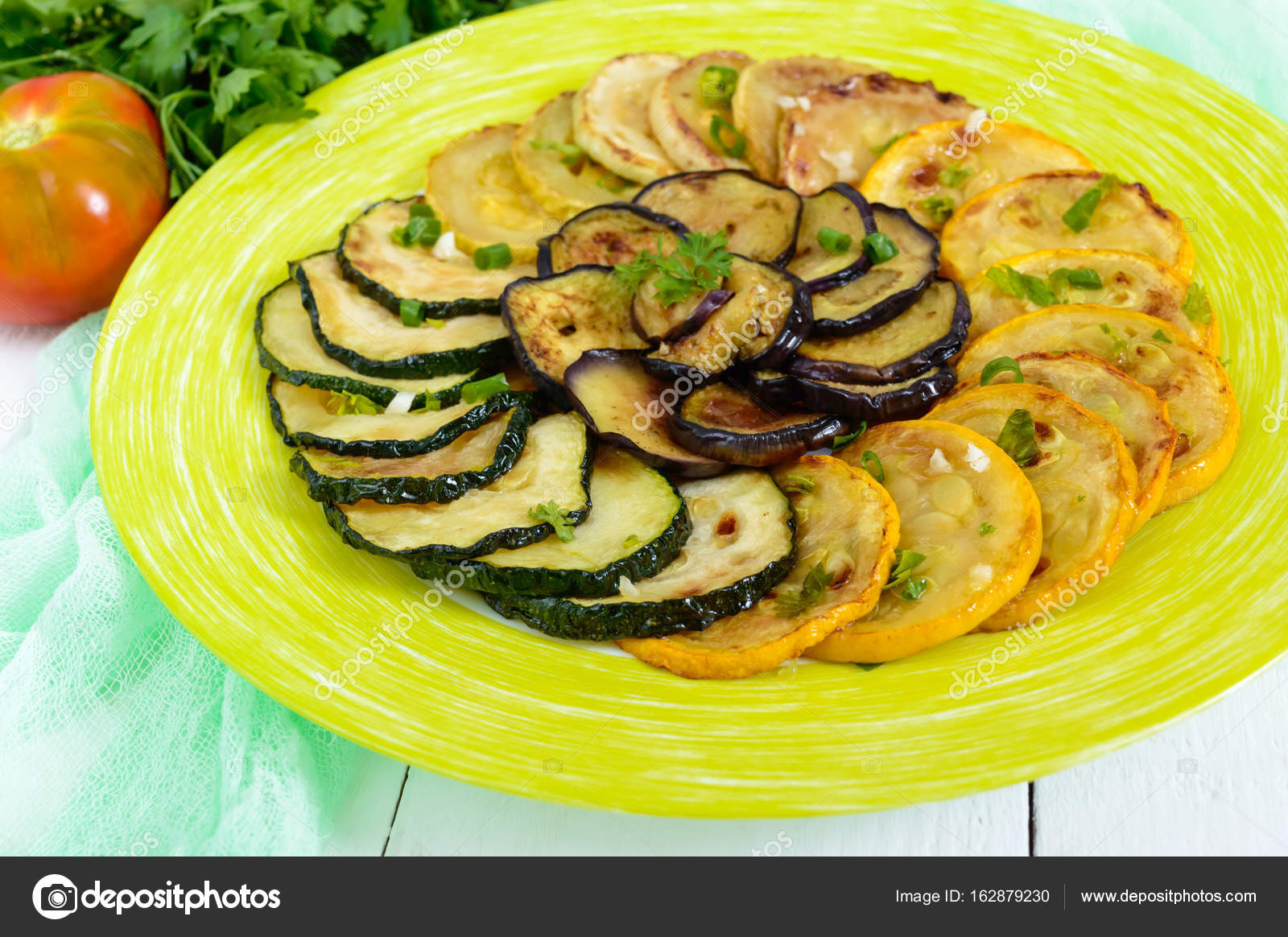 Cerchi di fritto di zucchine, melanzane su un piatto su una priorità ... Cerchi di fritto di zucchine, melanzane su un piatto su una priorità ...