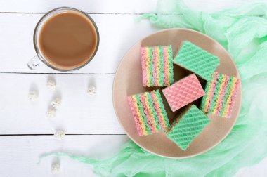Lezzetli tatlı renkli hava waffle pasta ve kapuçino Kupası 