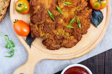 Bir kesme tahtası üzerinde büyük bir Viyana şnitzel