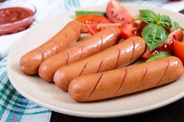 Domates ve fesleğen yaprakları ile sulu sosis 