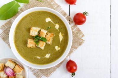 Bir kase gevrek croutons ışık vejetaryen ıspanak kremalı çorba 