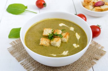 Bir kase gevrek croutons ışık vejetaryen ıspanak kremalı çorba 