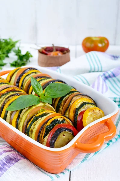 Рататуй - овощное блюдо из цуккини, помидоров, баклажанов — стоковое фото