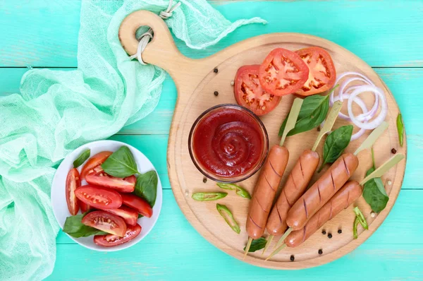 Şiş ile domates üzerinde sulu sosis 