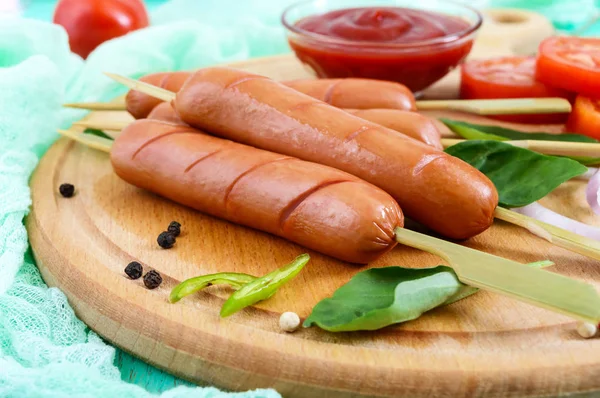 Şiş ile domates üzerinde sulu sosis 