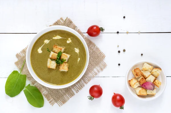 Bir kase gevrek croutons ışık vejetaryen ıspanak kremalı çorba 
