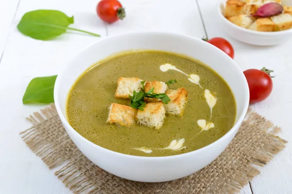 Bir kase gevrek croutons ışık vejetaryen ıspanak kremalı çorba 