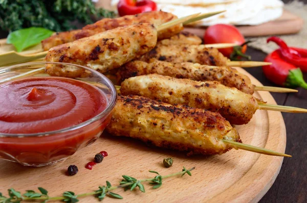 Lula kebab adalah hidangan tradisional Kaukasia. Daging cincang dengan tusuk sate. Sajikan dengan lavash, saus tomat di papan kayu — Stok Foto