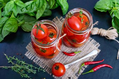 Siyah bir arka plan cam kavanozda ekşi domates. Turşu