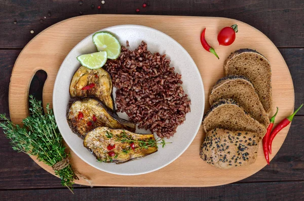 Gebackene Auberginenscheiben, Butanroter Reis mit Roggenbrot mit Sesam und Mohn. Richtige Ernährung. — Stockfoto