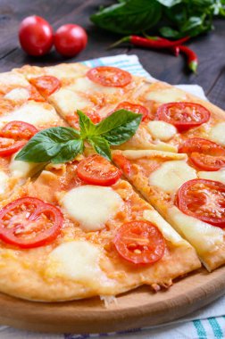 Mozzarella peyniri, domates, fesleğen ile klasik İtalyan pizza 