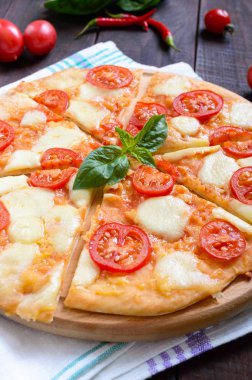 Mozzarella peyniri, domates, fesleğen ile klasik İtalyan pizza 