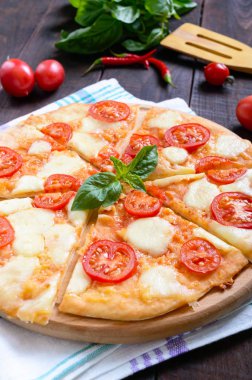 Mozzarella peyniri, domates, fesleğen ile klasik İtalyan pizza 