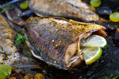 Üzüm, kireç ve siyah otlar pişmiş sazan.