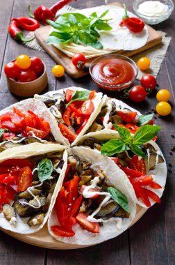 Geleneksel Meksika atıştırmak Taco var. Patlıcan, tatlı biber, domates pide. Vejetaryen yemek.