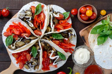 Geleneksel Meksika atıştırmak Taco var. Patlıcan, tatlı biber, domates pide. Vejetaryen yemek.