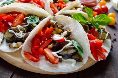 Geleneksel Meksika atıştırmak Taco var. Patlıcan, tatlı biber, domates pide. Vejetaryen yemek.