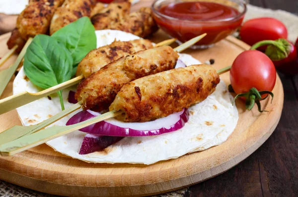 Traditionella kaukasiska maträtt är lula kebab. Servera med lavash, tomatsås, senap på en mörk trä bakgrund. — Stockfoto