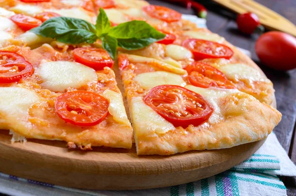 Mozzarella peyniri, domates, fesleğen ile klasik İtalyan pizza 