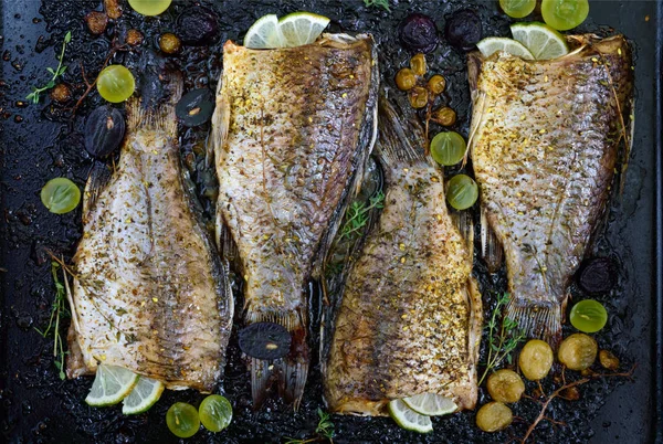 Üzüm, kireç ve siyah otlar pişmiş sazan.