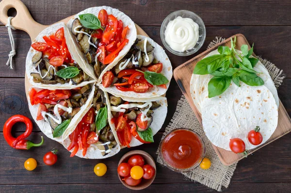 Los tacos son un aperitivo tradicional mexicano. Berenjenas, pimientos dulces, tomates en pan de pita. Plato vegetariano . —  Fotos de Stock