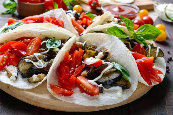 Los tacos son un aperitivo tradicional mexicano. Berenjenas, pimientos dulces, tomates en pan de pita. Plato vegetariano . —  Fotos de Stock