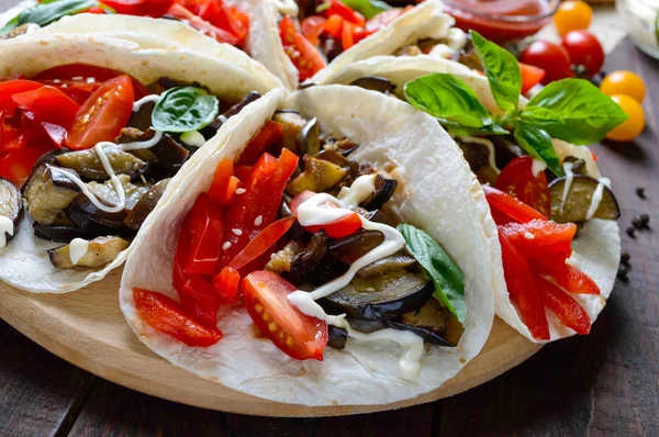 Los tacos son un aperitivo tradicional mexicano. Berenjenas, pimientos dulces, tomates en pan de pita. Plato vegetariano . —  Fotos de Stock