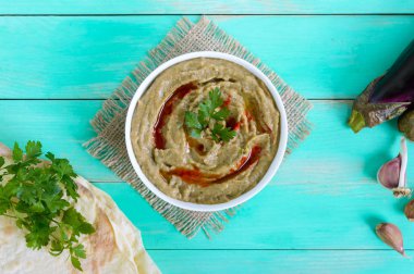 Baba ganush - humus patlıcan ile baharat, gelen maydanoz