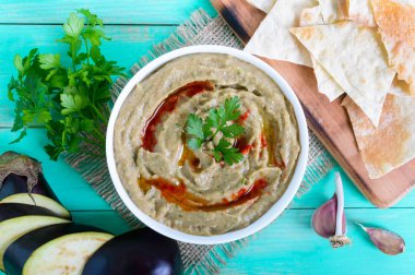 Baba ganush - humus patlıcan ile baharat, gelen maydanoz