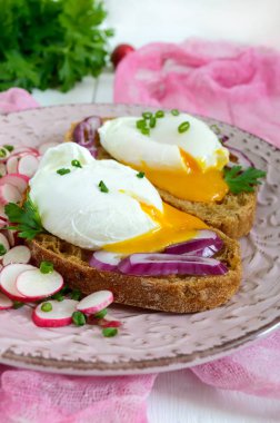 Mısır gevreği ciabatta turp salatası ile bir parça haşlanmış yumurta