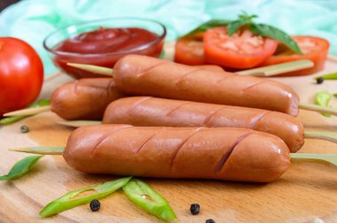 Sosis şiş ketçap ve taze domates üzerinde