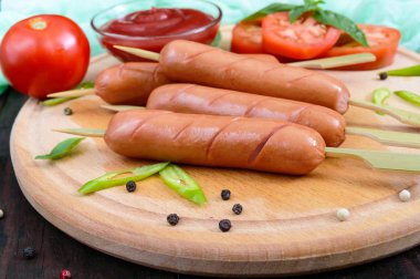 Sosis şiş ketçap ve taze domates üzerinde