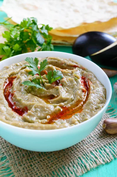 Baba ganush - humus üzerinden patlıcan ile baharat, maydanoz. Doğu mutfağı.