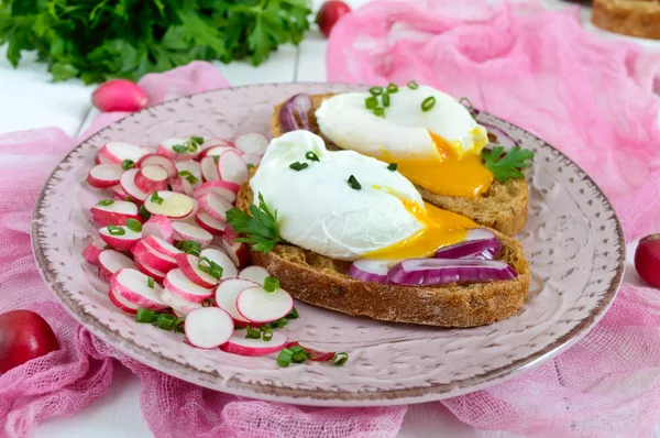 Egy darab gabona ciabatta, egy retek saláta buggyantott tojás — Stock Fotó