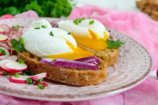 Яйцо, сваренное на куске хлопьев чаабатта с салатом редис — стоковое фото